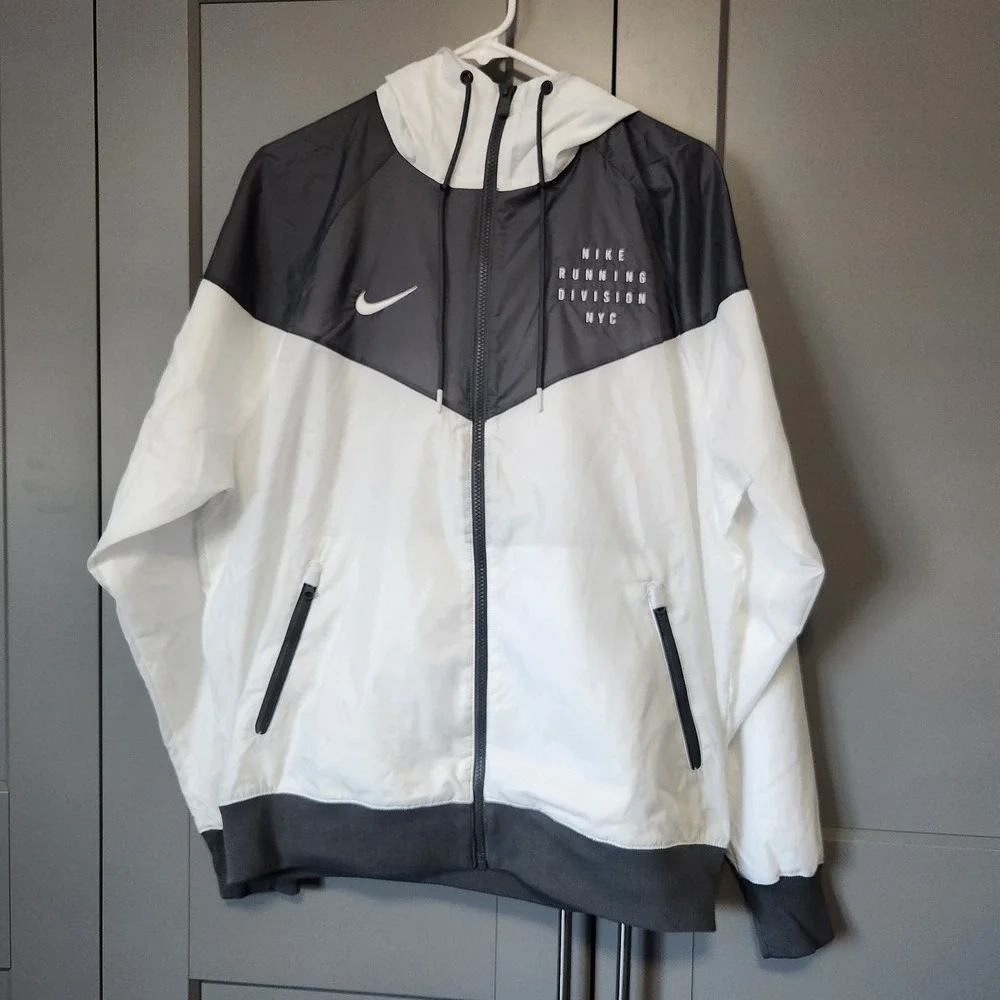 New Nike Running Division NYC Windrunner Jacket Mens L White Grey Marathon Rare